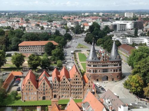 Holstentor und Salzspeicher - Lübeck